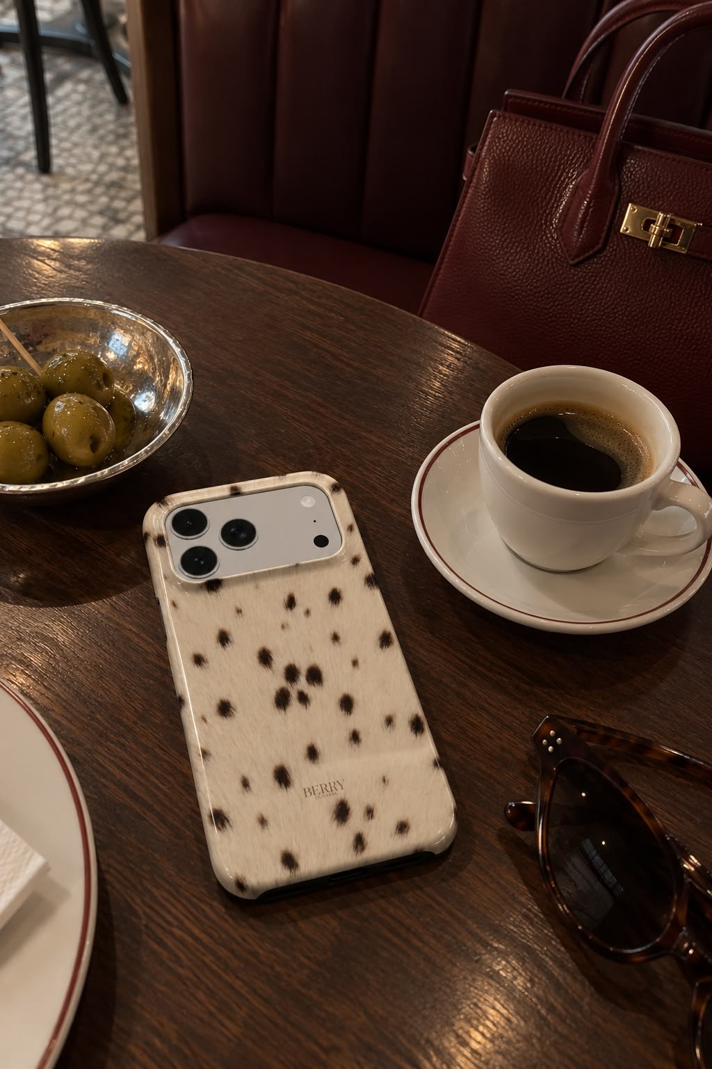 iPhone-deksel med stilrent design farge: brun – Soft Spot